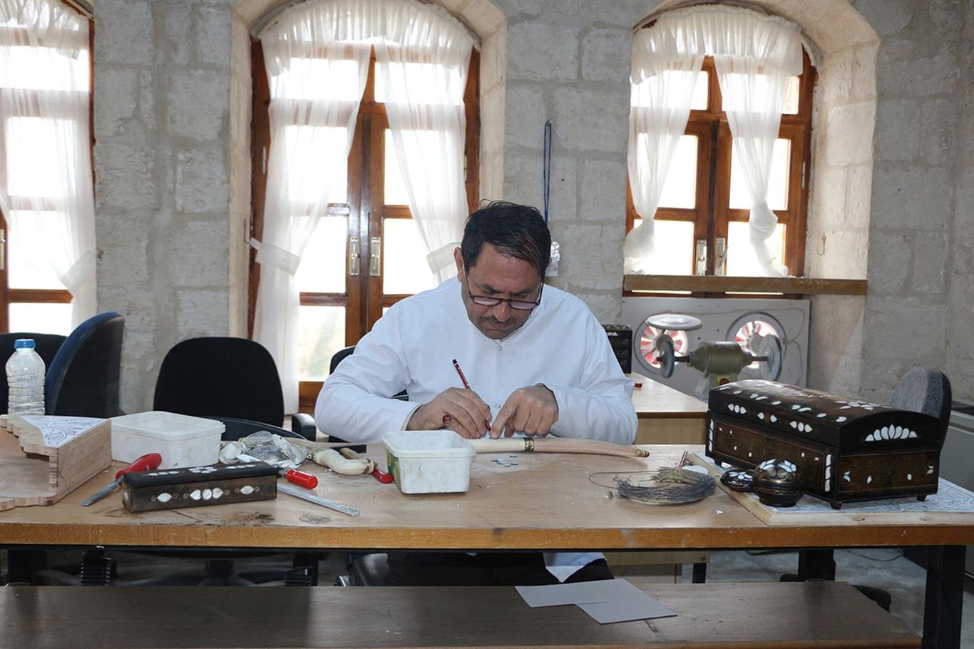 Padişahların "sedef kakma" sanatını yaşatıyor Padişahların "sedef kakma" sanatını yaşatıyor